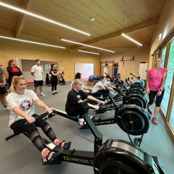 Trockenübungen am Ruderergometer bevor es auf Wasser geht