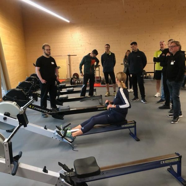 Nathalie Tenckhoff leitet die Teilnehmenden an